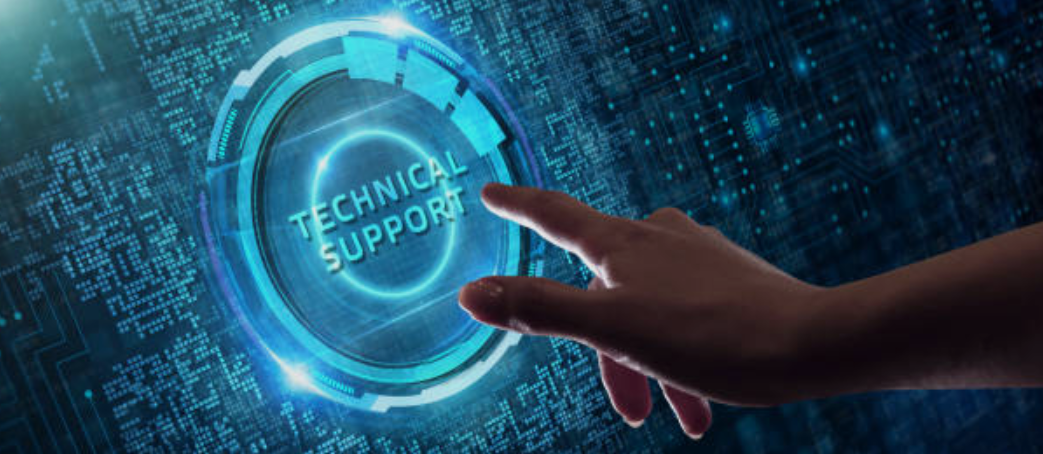 Dłoń wskazująca symbol wsparcia technicznego na ekranie